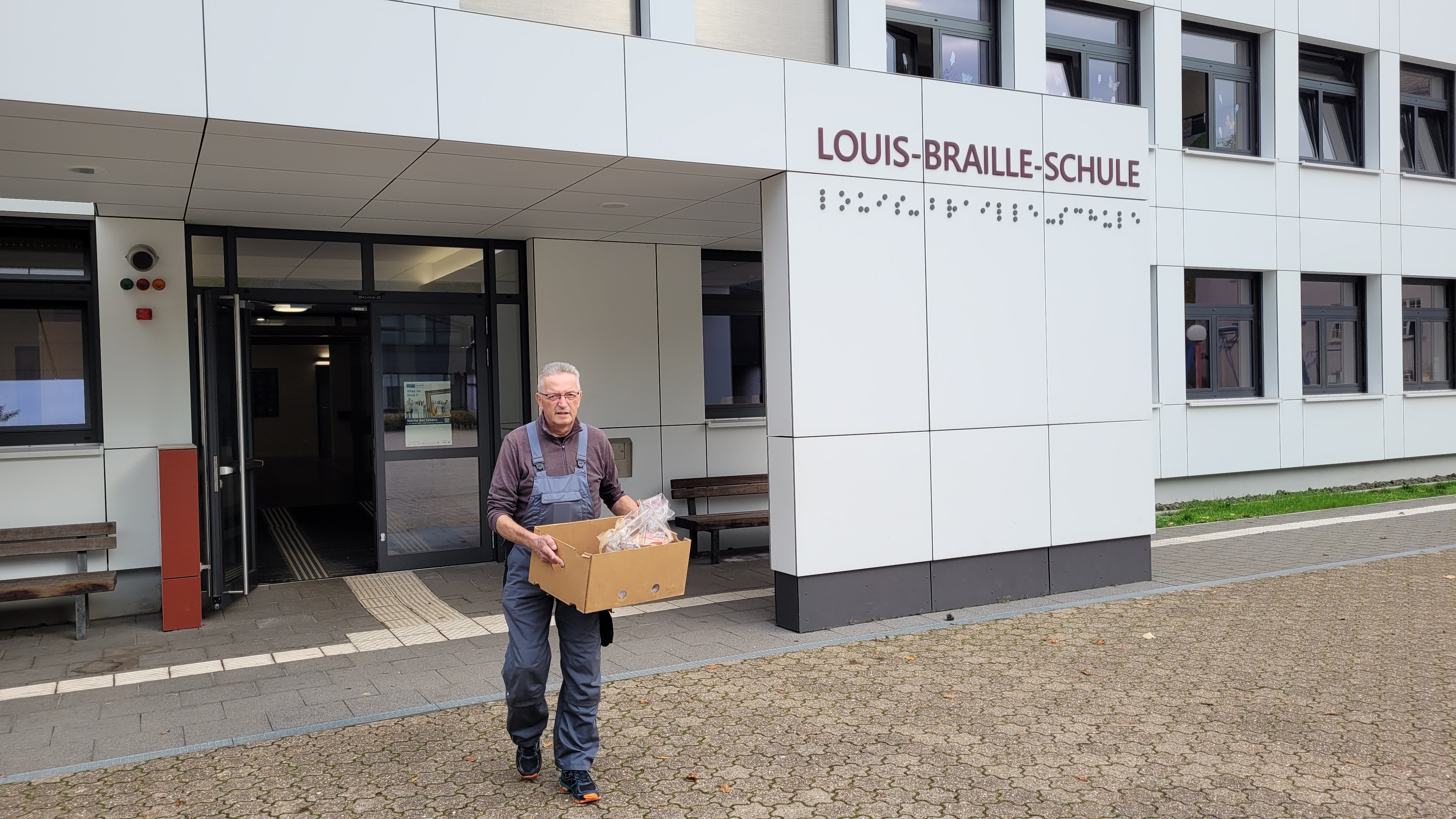 Frank%20Basenach%20vor%20dem%20Schulgeb%C3%A4ude Frank%20Basenach%20vor%20dem%20Schulgeb%C3%A4ude